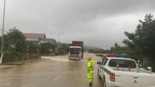 Nghệ An: Mưa lớn gây sạt lở nghiêm trọng, nhiều tuyến đường tạm cấm