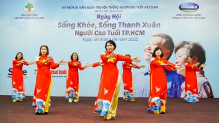 Ngắm chất “thanh xuân” của người cao tuổi qua màn đồng diễn dưỡng sinh quy mô lớn tại Hà Nội