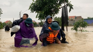 Chủ tịch nước Nguyễn Xuân Phúc khen ngợi những cá nhân dũng cảm cứu người trong cơn lũ quét ở Nghệ An