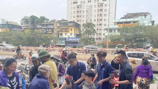 Tiệm cơm An Phúc đặc biệt dành tặng bông hồng sáp đến 300 người phụ nữ nghèo, bệnh nhân có hoàn cảnh khó khăn