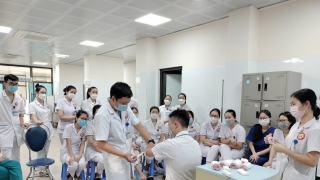 Điều dưỡng Nguyễn Quang Duy - Trẻ tuổi năng động, ham học hỏi và không ngại chia sẻ kiến thức, kinh nghiệm với đồng nghiệp