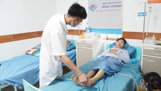 Phú Thọ phẫu thuật xuyên đêm cấp cứu nam bệnh nhân bị thanh sắt đâm xuyên đùi