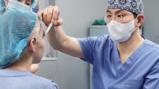 PGS.TS Y Khoa Jeong Jin Wook: Bậc thầy phẫu thuật tạo hình hàng đầu Hàn Quốc với nhiều ca “vịt hoá thiên nga”