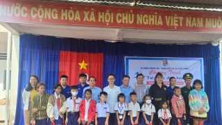 Cà Mau: Tiếp sức đến trường cho học sinh khó khăn tại xã biển Khánh Hội