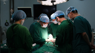 Bệnh viện Nội tiết Trung ương cắt bỏ bướu giáp khổng lồ đeo bám 40 năm cho cụ bà 92 tuổi