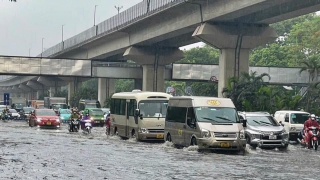 Hà Nội: Mưa lớn khiến các tuyến phố ngập nặng, nhiều xe bị chết máy, nhà dân tìm cách chắn dòng nước ngập vào nhà