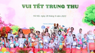 Thủ tướng Phạm Minh Chính thăm, tặng quà các bệnh nhi đang điều trị tại Viện Huyết học -Truyền máu Trung ương nhân dịp Tết Trung thu năm 2023