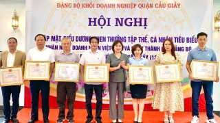 Hà Nội: Đảng bộ Khối Doanh nghiệp quận Cầu Giấy biểu dương, khen thưởng tập thể, cá nhân có thành tích xuất sắc trong công tác xây dựng Đảng