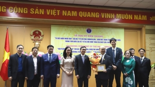 Bộ Y tế trao Kỷ niệm chương “Vì sức khỏe nhân dân” cho GS.TS.BS Oka Shinichi, Giám đốc danh dự Trung tâm Nghiên cứu và Phát triển Điều trị AIDS