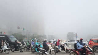 Hà Nội chìm trong sương mù dày đặc, gây hạn chế tầm nhìn