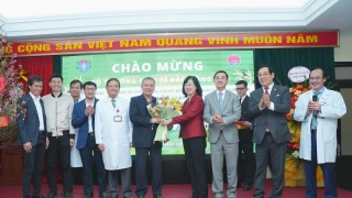 Bộ trưởng Bộ Y tế Đào Hồng Lan thăm và chúc mừng Bệnh viện Phổi Trung ương đã thực hiện thành công ca ghép phổi cứu sống bệnh nhân