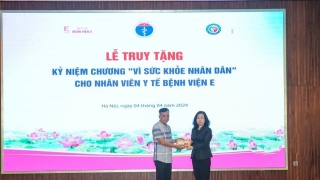 Bộ Y tế truy tặng Kỷ niệm chương “Vì sức khỏe Nhân dân” cho nữ hộ sinh Bệnh viện E hiến đa tạng hồi sinh sự sống cho 4 người