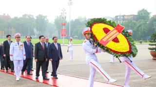 Ban Chấp hành Trung ương Đảng, Chủ tịch nước, Chủ tịch Quốc hội và đoàn đại biểu vào Lăng viếng Chủ tịch Hồ Chí Minh