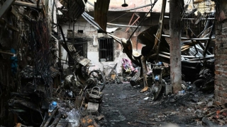 Hà Nội: Hiện trường mái tôn đổ sập, nhiều vật dụng bị cháy đen, méo mó trong vụ cháy nhà trọ tại Trung Kính