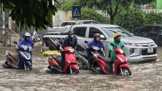 Hà Nội: Mưa xối xả, sấm sét đánh dữ dội, nhiều tuyến phố ngập sâu trong biển nước