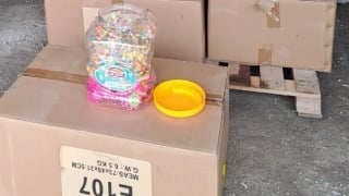 Hà Nội: Tạm giữ 10.800 gói kẹo nghi nhập lậu tại điểm tập kết hàng hóa trong Khu tổ hợp ga Ngọc Hồi