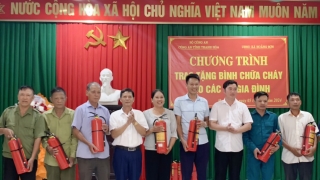 Thanh Hóa trao tặng hàng trăm bình chữa cháy cho người dân có hoàn cảnh khó khăn