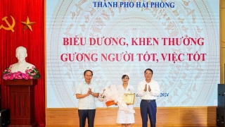 Hải Phòng: Khen thưởng điều dưỡng cấp cứu bé sặc sữa