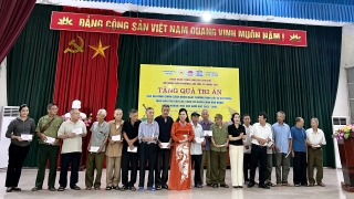 Hưng Yên: Hội Nông dân phường Lam Sơn và Đoàn nghệ thuật UNESCO Sen Việt tặng quà cho các gia đình thân nhân Liệt sĩ, thương, bệnh binh