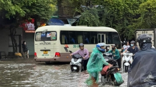 Hà Nội: Người dân bì bõm 'lội nước' vì nhiều tuyến phố ngập sâu