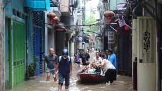 Hà Nội: Nhiều ngõ, phố ngoài đê quận Hoàn Kiếm vẫn ngập sâu, người dân phải chèo thuyền, di tản khỏi nhà