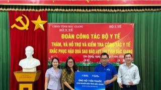 FPT Long Châu điều động nhanh 10 tấn thuốc, phối hợp với các đơn vị hỗ trợ người dân vũng bão lũ