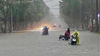 Nghệ An: Mưa lớn khiến nhiều tuyến đường ngập úng, hàng loạt phương tiện chết máy tại TP. Vinh