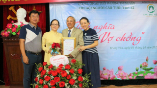 Đôi vợ chồng 50 năm hạnh phúc nương tựa nhau tuổi già