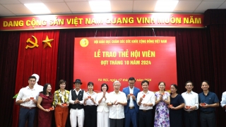 Hội Giáo dục chăm sóc sức khỏe cộng đồng Việt Nam trao 202 Thẻ hội viên, đợt tháng 10 năm 2024