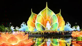 TP. Hồ Chí Minh: Đêm cầu nguyện cho hòa bình tại Vesak 2025 được thắp sáng từ hàng nghìn ngọn hoa đăng