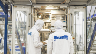 Vinamilk đặt lại chuẩn sữa tươi Việt