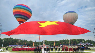 Lễ chào cờ và bay đại kỳ Tổ quốc nhân kỷ niệm 135 năm ngày sinh Chủ tịch Hồ Chí Minh