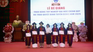 Hơn 740 sinh viên tốt nghiệp trong Lễ bế giảng trang trọng tại Đại học Hùng Vương
