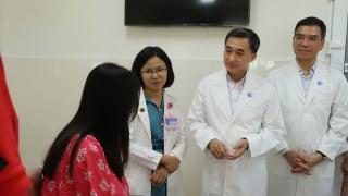 Bộ Y tế tuyên dương ê-kíp thực hiện ca thông tim bào thai cho sản phụ người Singapore