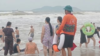 Nghệ An: Cứu hộ thành công hơn 20 người bị sóng cuốn ở biển Cửa Lò