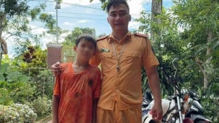 Nghệ An: Thượng úy CSGT dũng cảm bơi ra giữa dòng nước xiết cứu bé trai bị lũ cuốn trôi