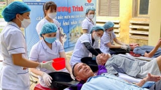 Cắt tóc miễn phí nơi giường bệnh: Nơi lòng người ấm lại