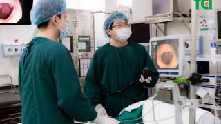 Đau họng, ợ hơi, tức ngực: Người đàn ông ngỡ ngàng phát hiện ung thư đại tràng sớm qua nội soi