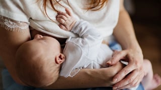 Mẹ bị ngộ độc thực phẩm – Có nên tiếp tục cho con bú?