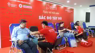 Ngày hội hiến máu 'Sắc đỏ Tây Đô 2025', tôn vinh những tấm gương tiêu biểu