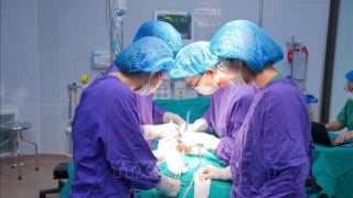 Lấy thành công viên sỏi 'khổng lồ' nằm trong cơ thể người bệnh gần 30 năm