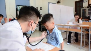 từ 2026, nhân viên y tế trường học chưa qua đào tạo sẽ không được hành nghề