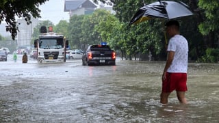 Thanh Hóa: Phố biến thành sông, nhiều ô tô chìm sâu trong biển nước