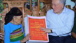Thanh Hóa: Phó Thủ tướng Thường trực Nguyễn Hòa Bình thăm, tặng quà người có công
