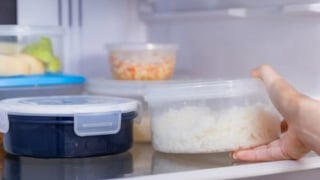 Sự thật về cơm nguội trong tủ lạnh và những lưu ý quan trọng