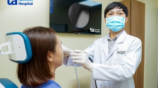 Phát hiện miếng gạc bị bỏ quên 1 tháng trong mũi sau phẫu thuật thẩm mỹ