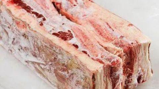 5 người trong gia đình phải nhập viện cấp cứu do ăn thịt cất trữ trong tủ lạnh