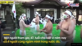 Người Nhật khỏa thân '90%', ngâm mình trong nước đá cầu đại dịch đi qua