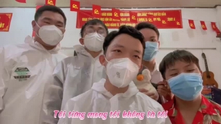 TP.HCM: Nhóm tình nguyện viên đàn hát trong giờ giải lao