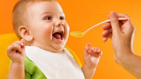 Thời điểm thích hợp cho trẻ bắt đầu ăn dặm